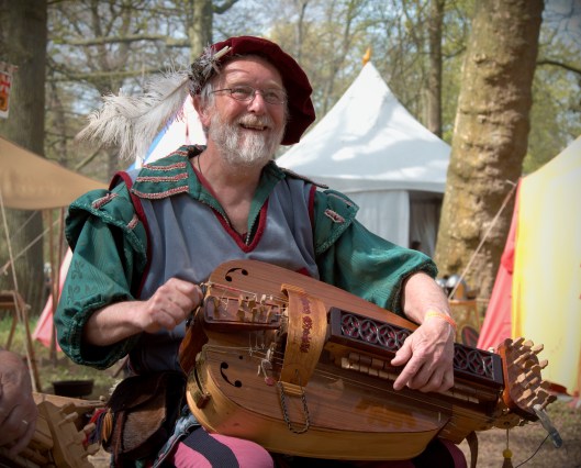 Elf_Fantasy_Fair_2010_hurdy_gurdy